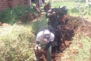 Babinsa Koramil Lebakwangi Bantu Warga Bangun Saluran Irigasi